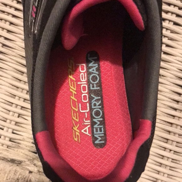 Size 7 Skechers air-cooled memory foam shoes - Picture 3 of 4